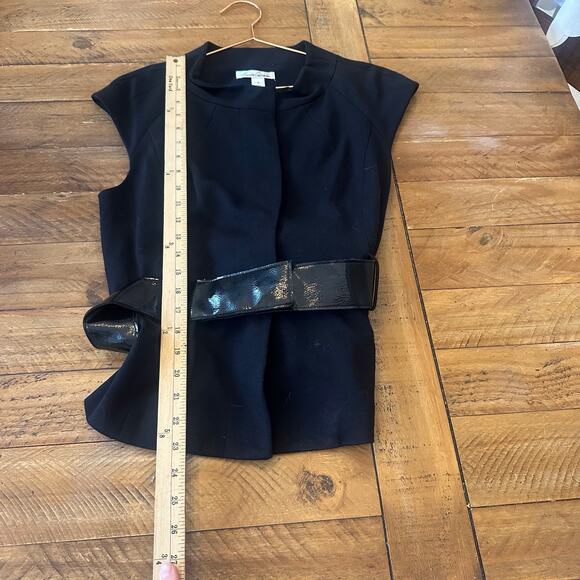 Kenneth Cole black hidden snap sleeveless top with belt size 8 - Picture 4 of 6